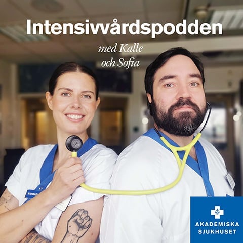 Kalle och Sofia tittar mot kameran